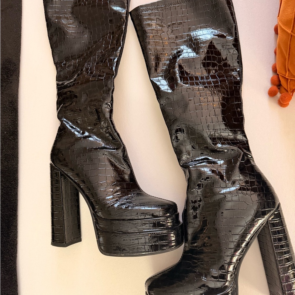 Elegant Black Croc-Embossed Heeled Boots